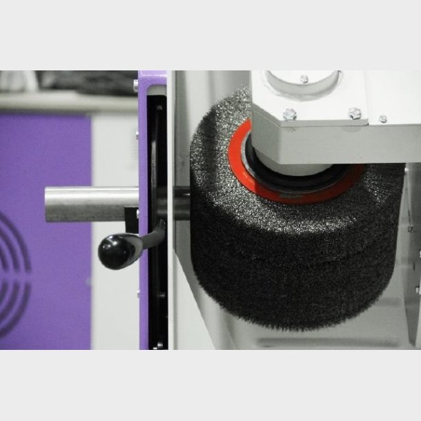 N004 - OD120 Orbital tube deburring machine cleans burrs away and removes sharp edges caused by sawing from the tube.